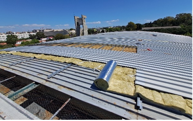 Trabalhos a decorrer na cobertura do Complexo de Piscinas